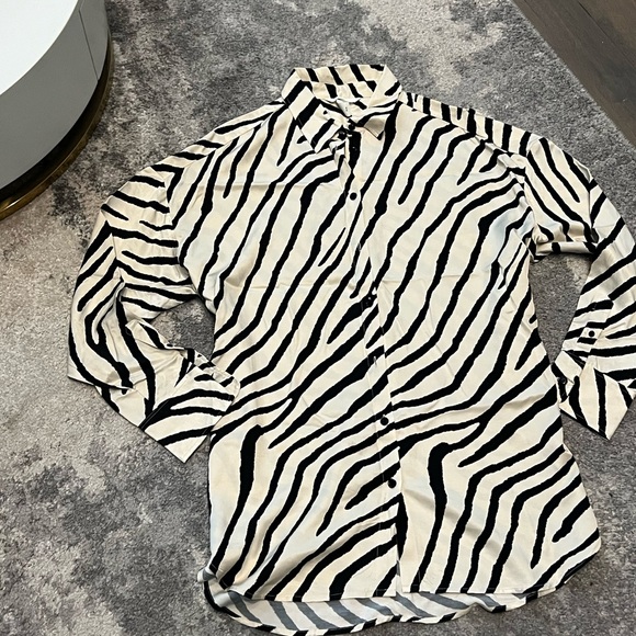 Like new H&M cream and black zebra print silky feel button down oversized fit - Picture 5 of 5